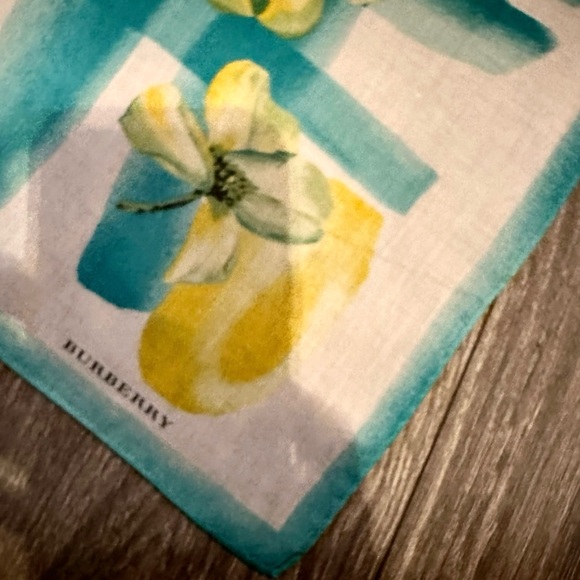 Burberry floral pattern scarf, 23×22.5 used one time 9.5/10 dry cleaned - Picture 5 of 10